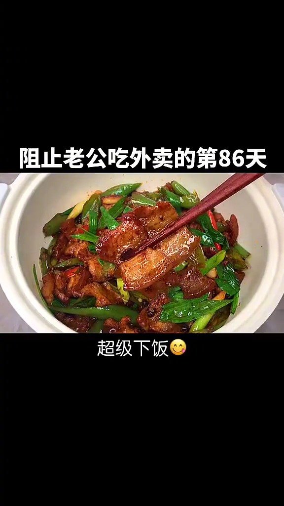 【尖椒炒五花肉做法推荐】做法简单,猪肉焦黄,香辣可口,好吃到停不下来~(视频美食天天见 )