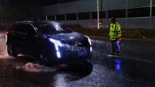 【雨中的“小黄人”】为切实加强雨天道路交通安全秩序维护工作。雅安市交警支队直属三大队在北外