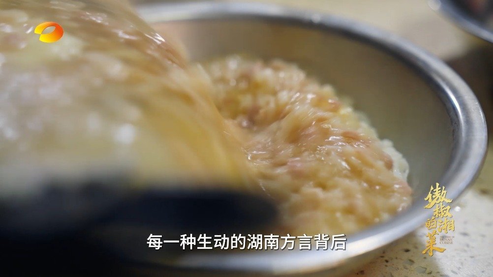 丰富食材是对美食的一种致敬,而尝遍所有美味,依旧贪恋的味道,我们湖南人称之为“香辣”。吃得