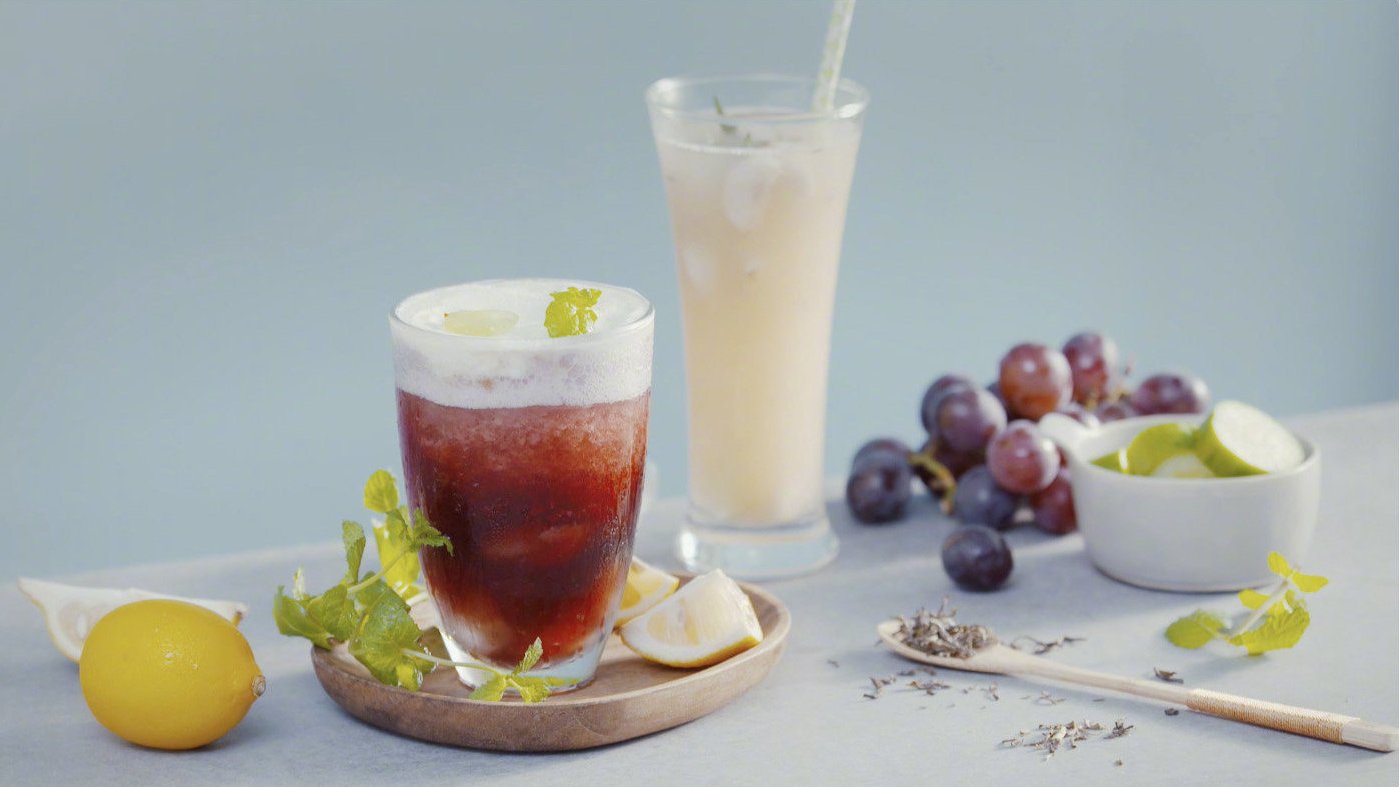 【夏日特饮】一到夏季,就想喝清爽冰凉的水果特饮。当季水果搭配冷泡茶、香草和奶盖,好喝又好看