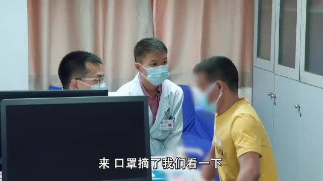 【父母近亲结婚小伙全身长满鱼鳞,一抠就掉[衰]】皮肤干燥粗糙像长满了鱼鳞;白花花的皮屑堵住