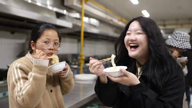 【别人家的学校!食品学院老师为外省学生烹饪淮扬菜】近日,江苏淮安,江苏食品药品学院 的老师