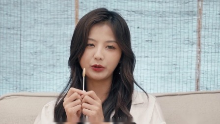 #我们恋爱吧#新任游戏黑洞文君高文君上线!连连拿到卧底牌并迅速出局,受到惩罚不断在被问到“