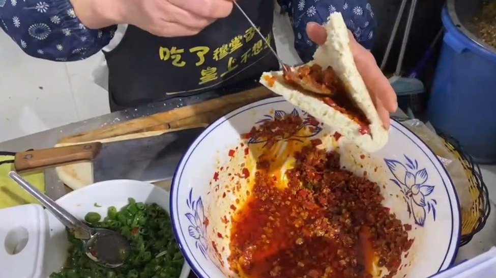 【西安的馍有多少种吃法 ?吃一个星期不重样!】腊汁肉夹馍、老潼关肉夹馍、腊牛肉夹馍、孜然炒