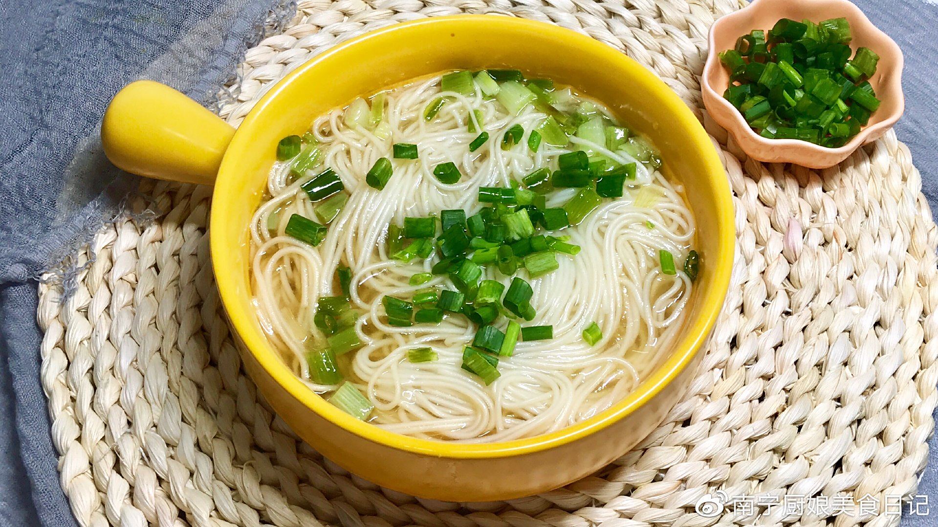 【葱油汤面的经典做法,葱香浓郁,面条劲道,好吃到连汤都不剩】葱油汤面的经典做法,葱香浓郁,