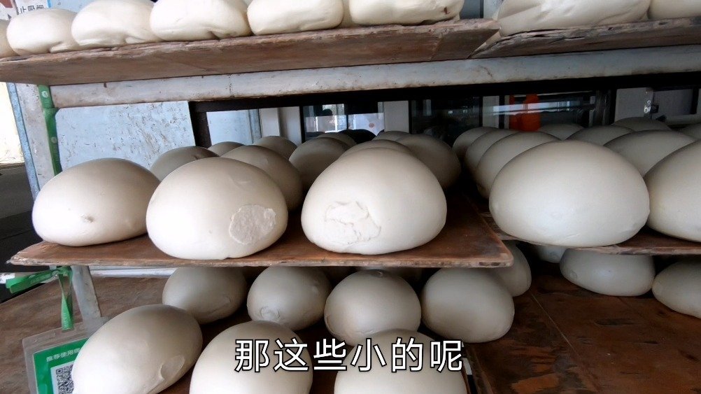 【山风海棠果vlog】青岛王哥庄大馒头,带你们看看馒头店!密密麻麻都是馒头,最大的三斤,还