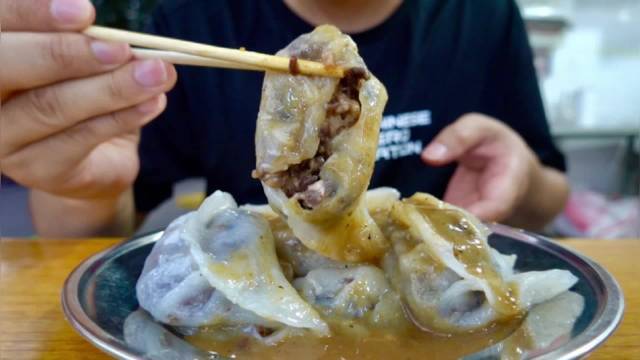 #南宁美食# 广西特色美食粉饺,粉皮很有韧性,包裹着香菇,木耳,马蹄,肉,蒸着吃,你喜欢吃