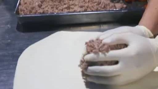 【上海北极熊过年吃到4斤重大饺子 熊:我一顿能吃仨】据中国日报,2月12日,大年初一,吃饺