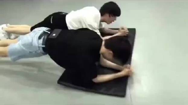 #马嘉祺手机壁纸是加油#马嘉祺的手机桌面被粉丝拍到,壁纸是黑底白字的“加油!!” 这个分数