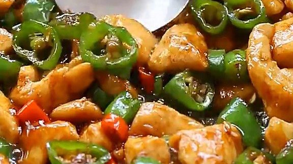 叉烧鸡柳口袋饼【小炒鸡胸肉做法】鸡胸肉这样做嫩滑不柴,巨好吃!做法超简单!via:网络 #
