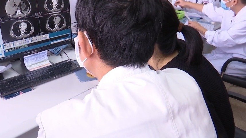 【男子吃鱼生32年胆管长大量寄生虫[衰]】近日,广西医科大学第一附属医院肝胆外科收治了一名