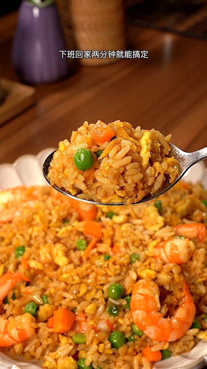 下班回家两分钟,就能搞定一盘香喷喷的蟹黄炒饭