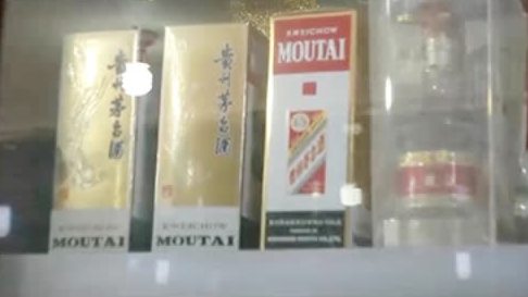 【7瓶飞天茅台熊孩子卖2600元 老板:全是假酒,我喝了6瓶】西安的小健和家长闹矛盾离家出