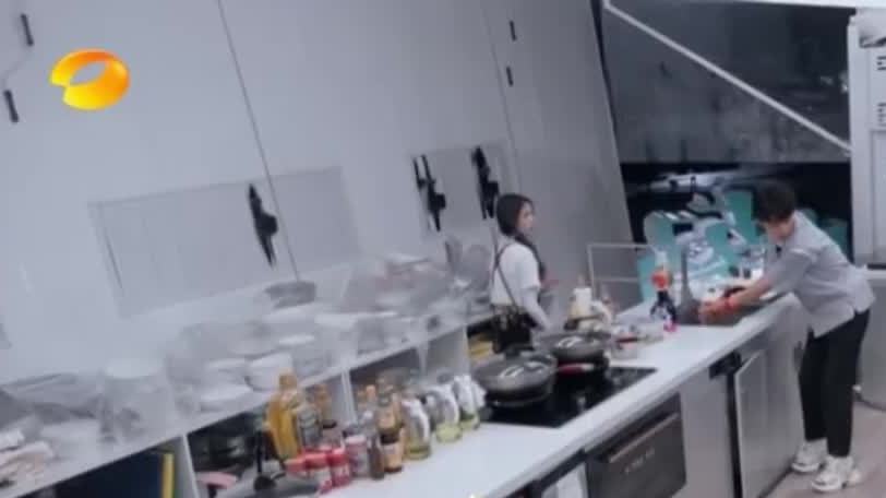 龚俊在《中餐厅》厨房走路滑倒看起来好疼!第一季的张亮从楼梯上直接滑下来,第二季的苏有朋更是