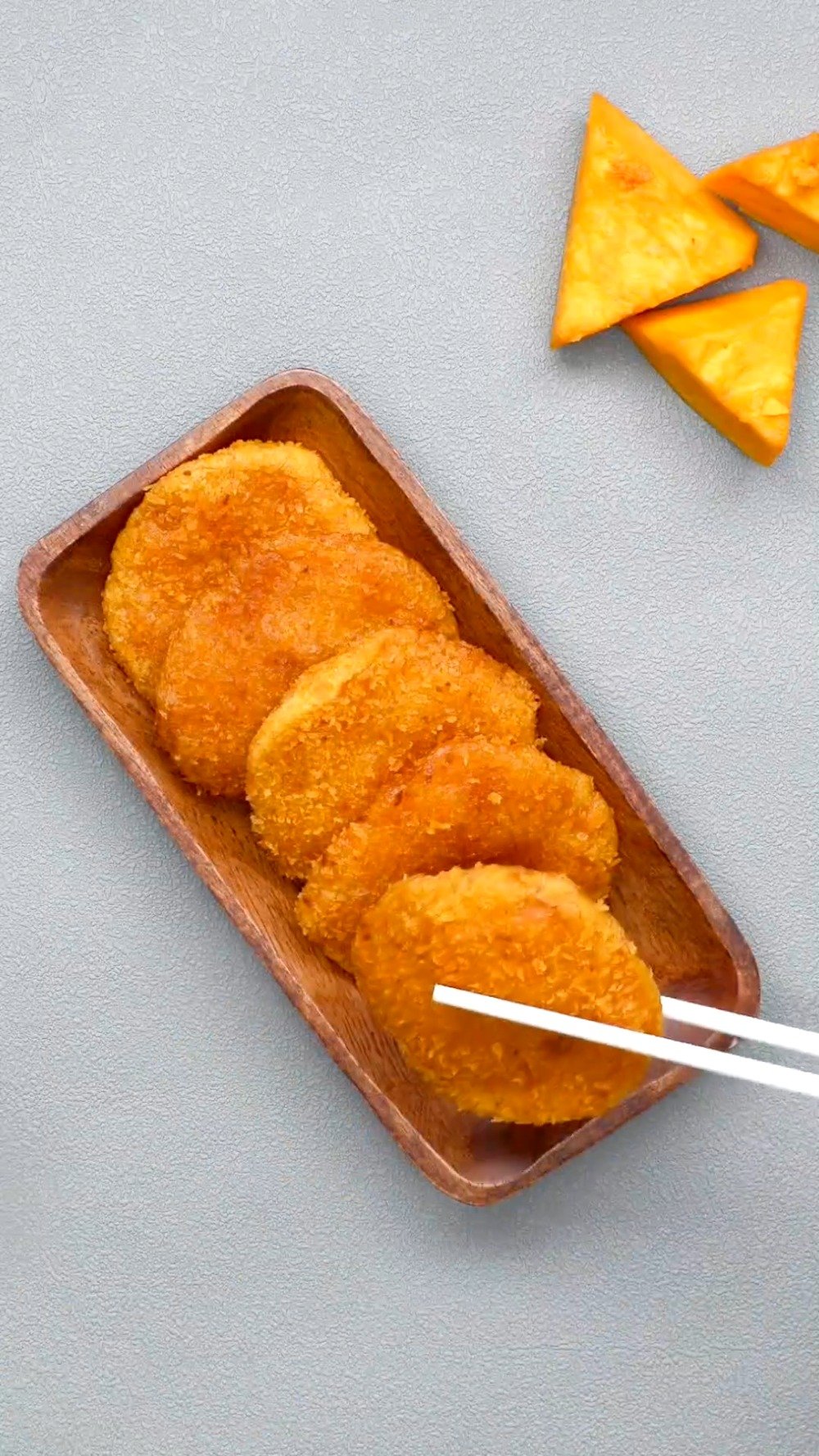 【香甜南瓜饼做法推荐】午餐时间到,今天教大家做简单又美味的油炸南瓜饼。外表酥脆,里面软糯,