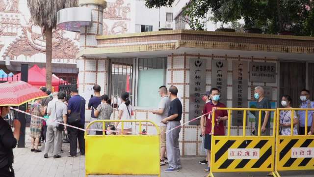 【广州一考生高考后第二天变身志愿者,她说:人生应当有志愿】6月10日,广州越秀区组织第三次