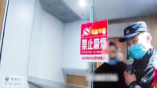 【男子酒后乘高铁犯烟瘾在卫生间抽烟,挨罚又限乘】2月4日,男子刘某在乘坐G1228次列车前