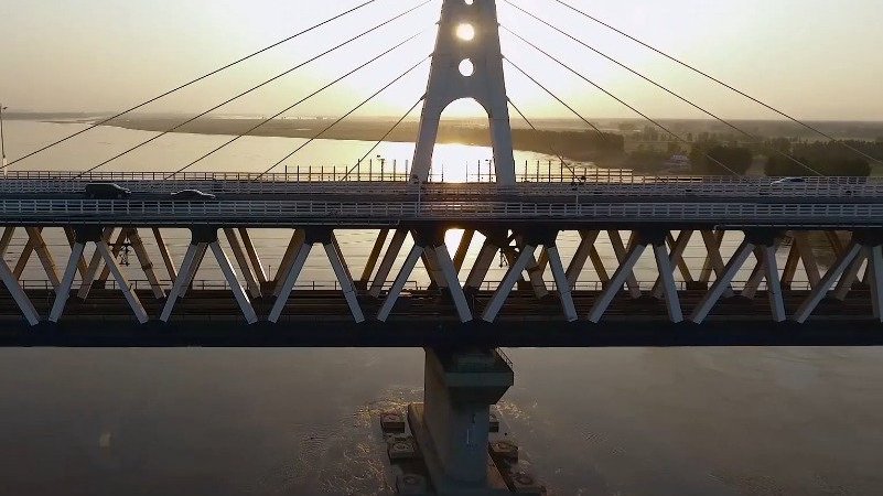 【我的家在黄河边】黄河流经中原,在中下游冲积出大片平原的同时,也形成了南北天堑。修桥铺路,