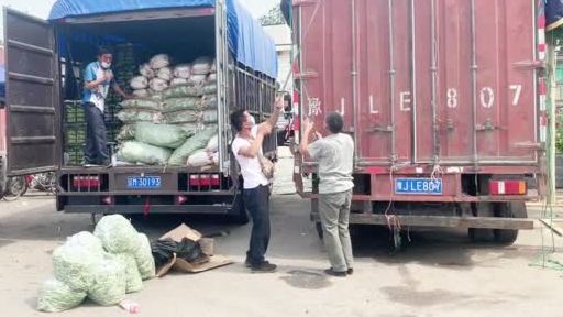 【北京新发地临时交易区启用 商户露天交易】受新冠肺炎疫情影响,北京新发地农贸市场暂时休市。