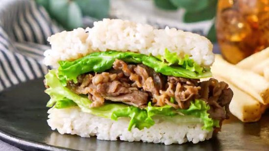 你饿了吗?超简单米饭牛肉汉堡的做法!这搭配绝对错不了! via:人人视频