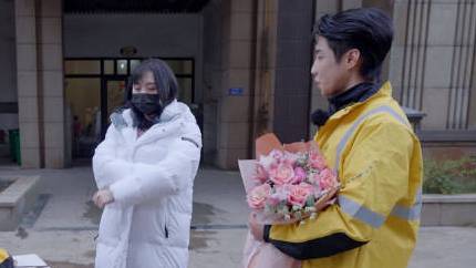 跑腿小哥陈小春,每周都在按时蹲《我们的滚烫人生》更新!这次大家竟然集体化身小黄人——美团 