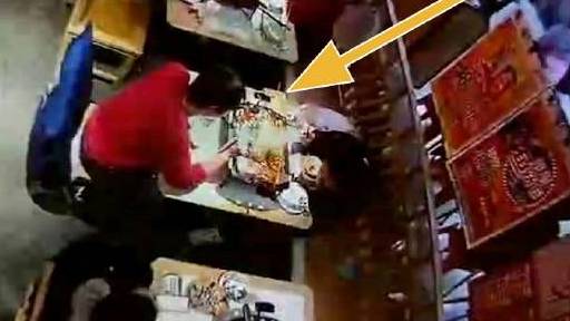 【顾客称吃烤鱼爆炸身上多处被烫伤,商家回应:只烫了一个泡要索赔14.5万】近日,上海一名网