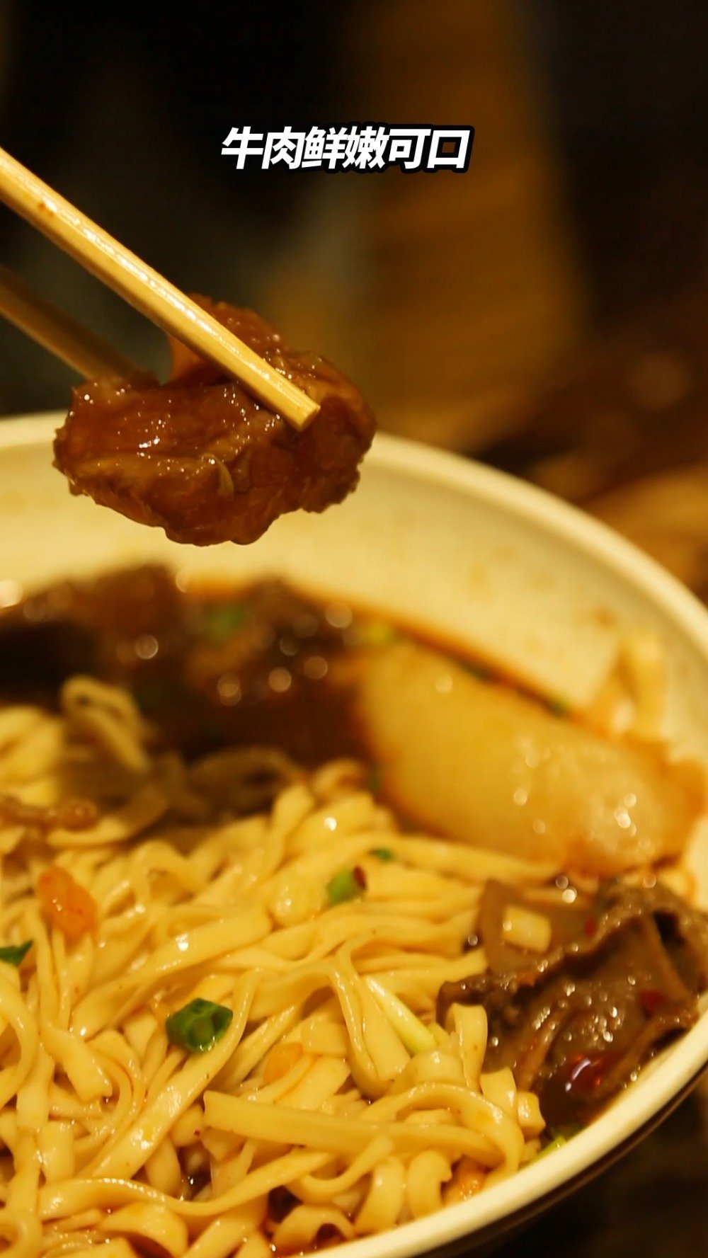 【寻味武汉 | 武汉这家店铺早上牛肉面晚上小龙虾】万松园这家连续上了两年武汉必吃榜的牛肉面