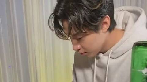 刘宪华loopstation不服不行,事实证明薯片袋子不仅能用来拍照,还能用来做音乐,如果