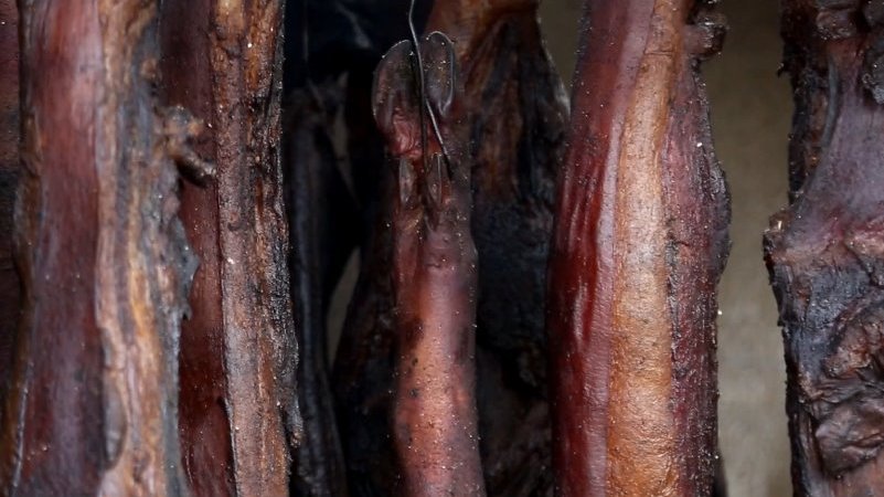 【自制烟熏腊肉  把贵州家乡味带出去[馋嘴]】烟熏腊肉是贵州地区很有特色的年货,猪肉加入盐