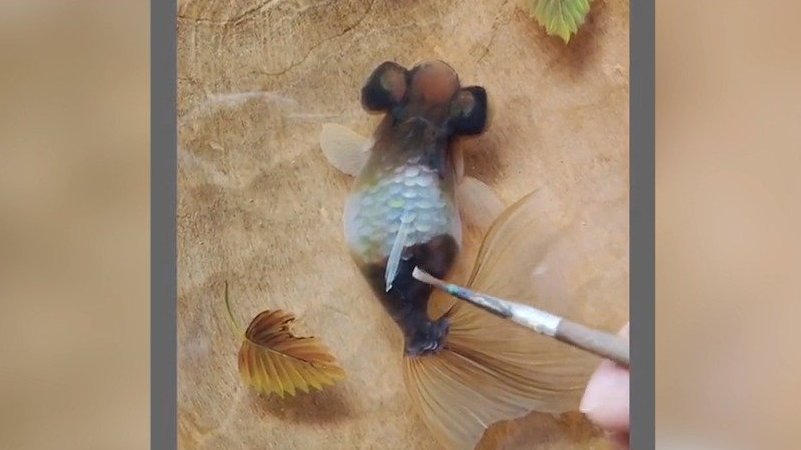 【厉害!80后小伙在胶水里画金鱼 灵动逼真到猫会舔[喵喵]】11月23日,云南大理。一个在