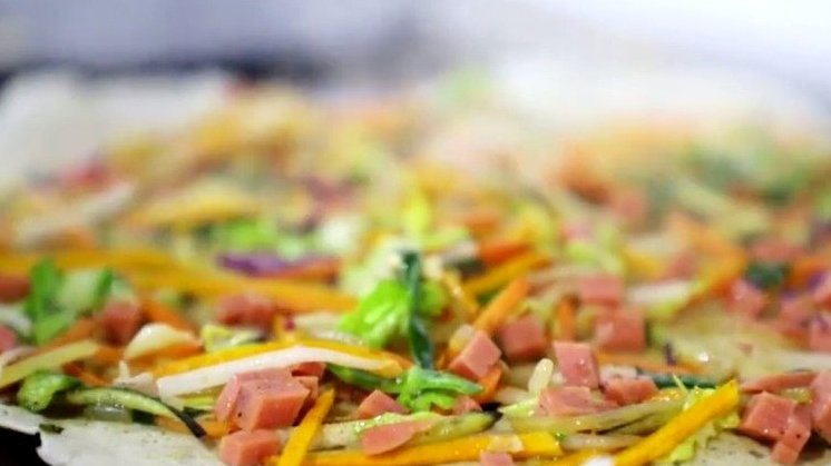 #畅飨好味# 【滕州菜煎饼】滕州菜煎饼是山东枣庄滕州市的特色风味小吃,相传起源于清朝年间。