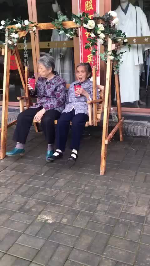 #早安心语#和好朋友一起吃吃饭逛逛街喝喝奶茶荡荡秋千希望我们的退休生活都能如此快乐。早安～