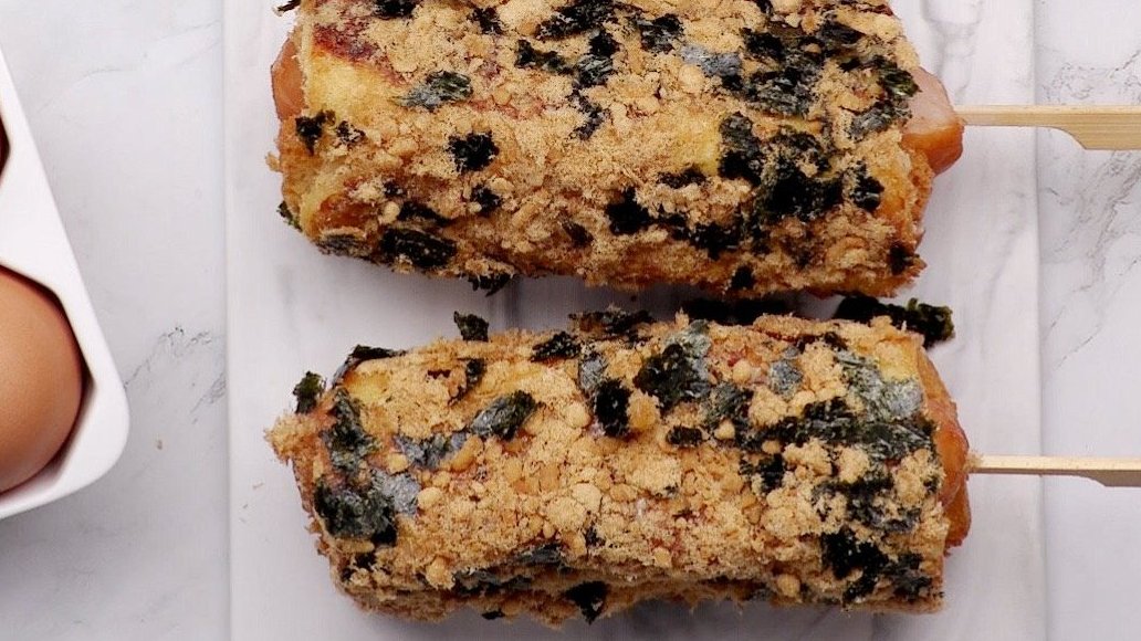 【肉松海苔热狗卷】超简单的小食来啦!裹满蛋液的吐司片蛋香满满,外酥里嫩,热狗咸香浓郁(没有