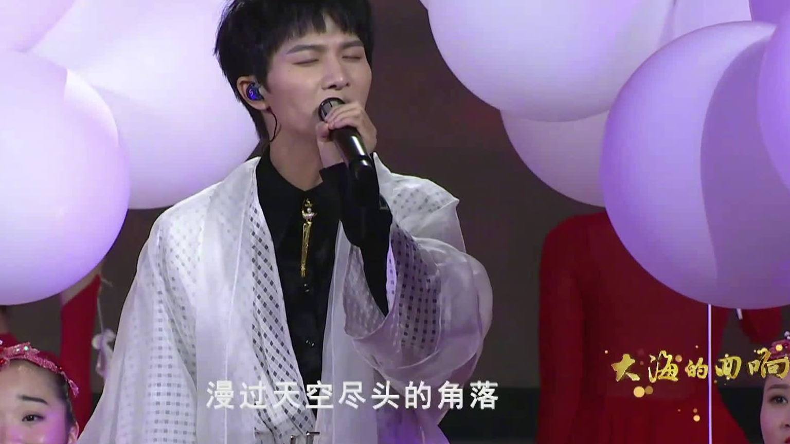 #用音乐说晚安# “大海的回响”第33届中国电影金鸡奖电影音乐会暨开幕式上, @周深 演唱