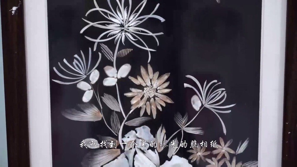 【88岁奶奶用鱼骨等创作工艺画】家住浙江杭州的高奶奶,今年88岁。30年前,一次吃鱼时的偶