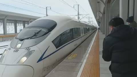 【双鸭山人体验我国最东端高铁】12月6日上午,伴随着D8858次列车“和谐号”列车快速驶进