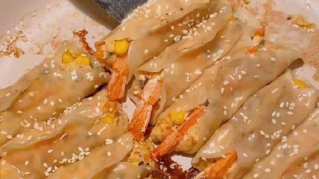 【面食实用又好吃的家常做法】#自制美食# 虾仁鸡肉脆皮煎饺、咸蛋黄肉松芝士烤饭团和泡菜溏心