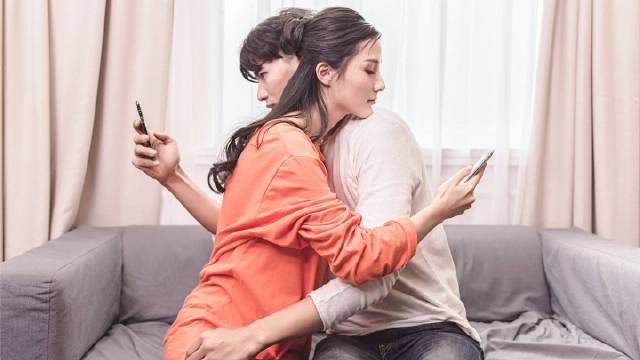 【婚恋教祖·脱单截情道033】以后谁让我翻手机,我就爱谁?这个文案有意思:男的画外音说,你