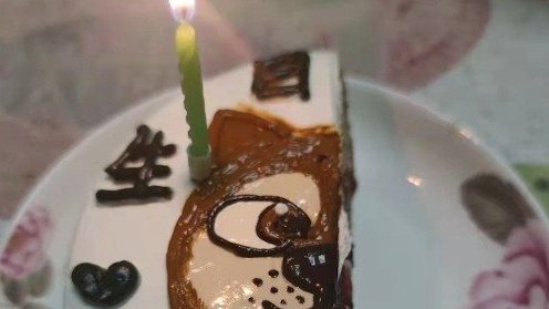 【外卖骑手送生日订单反被送半个蛋糕】近日,重庆的一外卖骑手在送生日蛋糕订单的时候,却被反送