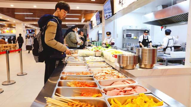 【暖胃又暖心!高校开深夜食堂供应上百种宵夜】12月2日晚,华东理工大学 夜市在两校区正式亮