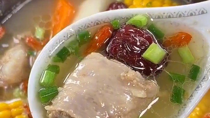 玉米胡萝卜山药排骨汤,瞬间可以喝三碗!(个人建议:鸡精就别放了)   