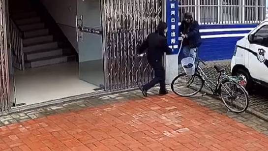  【暖!六安一双目失明的八旬老人险撞墙壁,多亏民警及时发现!】1月6日上午9时许,裕安区西