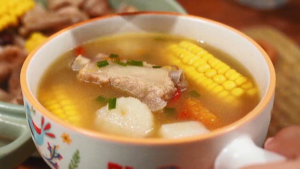 秋天我家餐桌上常见的山药排骨汤,做法简单,汤鲜肉嫩,营养又滋补,每次我都能喝两大碗~ vi