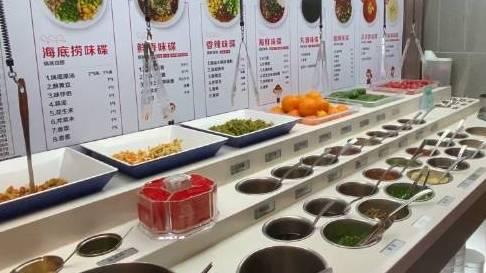 【#网友称海底捞自制锅底需额外收费#,店家回应:无统一规定,各门店根据实际情况决定】近日,