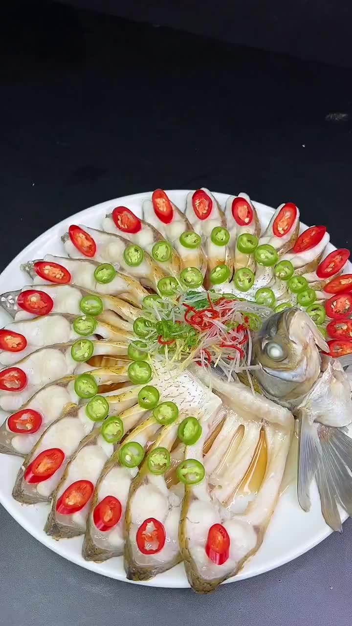 孔雀开屏清蒸鱼,寓意吉祥,好看又好吃!via:不二日食
