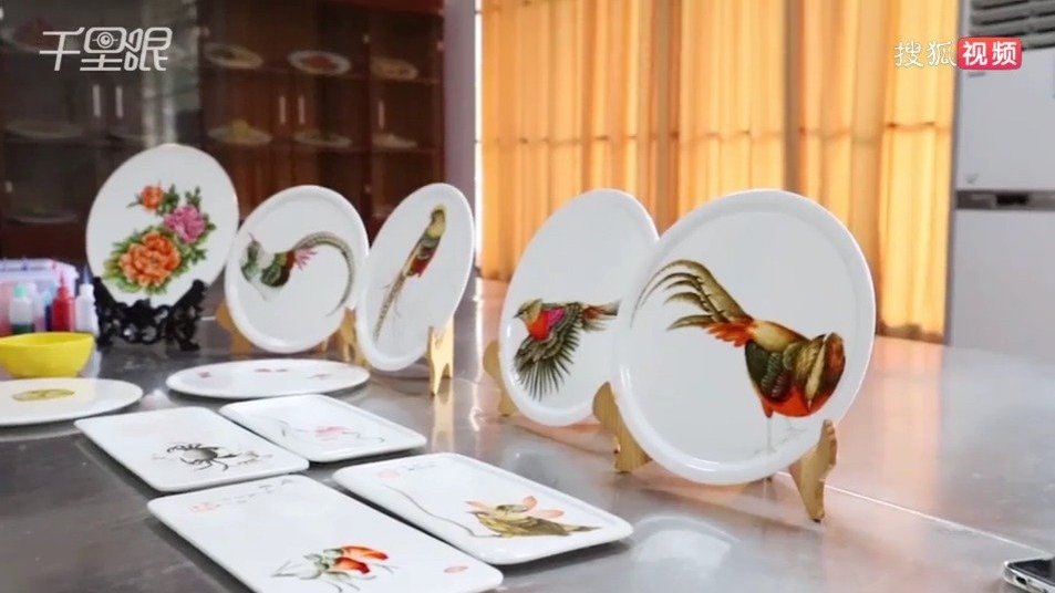 茶水间八卦 【会玩!高校教师用果酱在餐盘作画 花鸟跃然盘中[期待]】8月6日,江苏食品药品