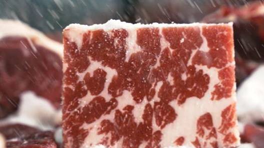 【雪花牛肉为什么贵】 为了寻找好吃的牛肉,我们深入零下30多度的呼伦贝尔大草原,这里的牛为