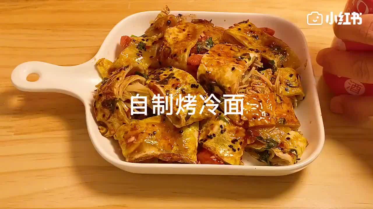 #美食武汉# 自制烤冷面,秒杀路边摊,内附酱料配方,做法简单,真的太好吃了~