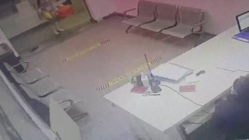 【跨年夜市民给值班民警送来暖心蛋糕[心]】12月31日晚,跨年夜,安徽合肥巢湖,一名女市民