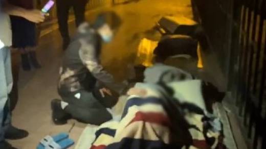 【人口普查帮流浪2年男子找到亲人,助其回家】3日,小童带着失散2年的父亲踏上回家路。201